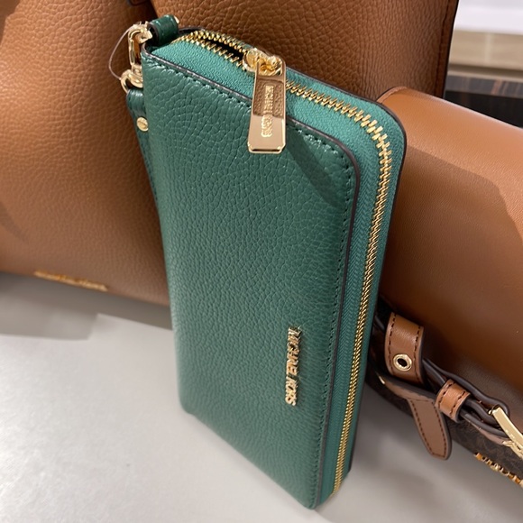 Michael Kors Jet Set Travel Large Travel CONTINENTAL 
Fern Green NWT - Picture 8 of 16